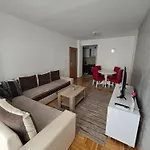 Rejjan Apartments-spacious 2br For 7, Free Parking, Tram To Old Town Сараево