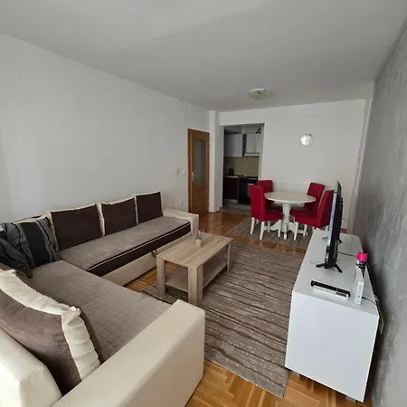 Rejjan Apartments-spacious 2br For 7, Free Parking, Tram To Old Town سراييفو