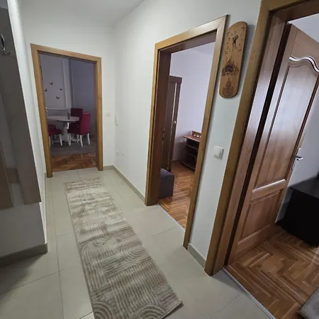 Rejjan Apartments-spacious 2br For 7, Free Parking, Tram To Old Town Apartmán