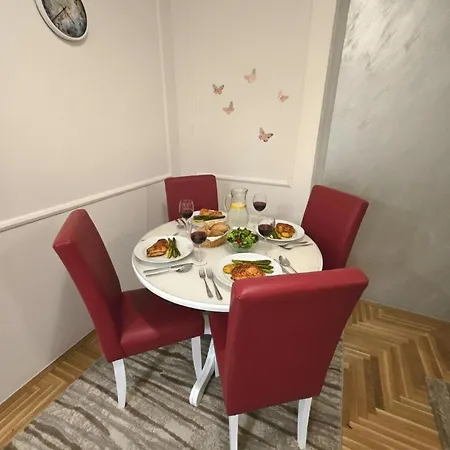 Apartmán Rejjan Apartments-spacious 2br For 7, Free Parking, Tram To Old Town